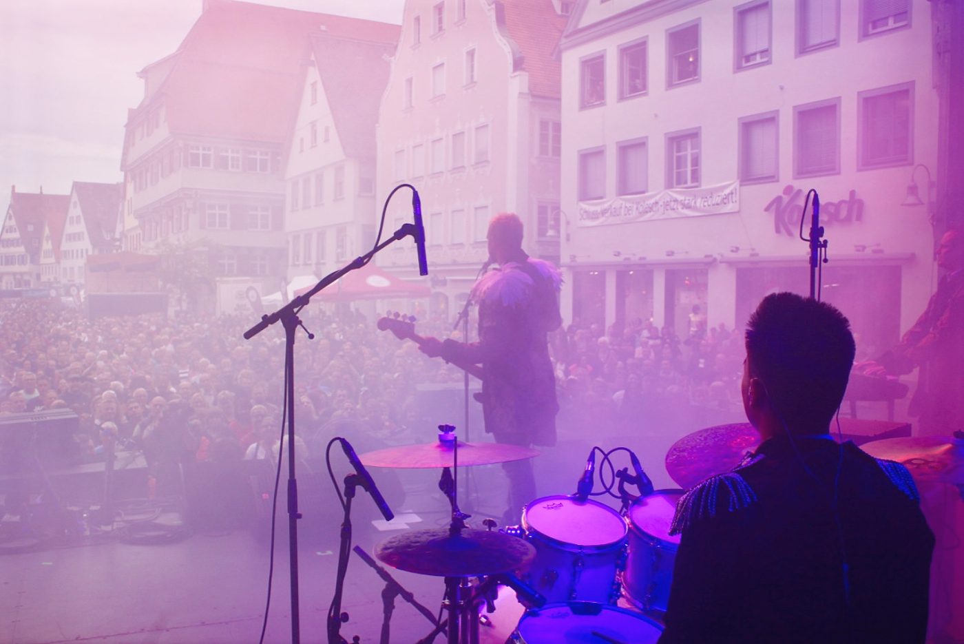 Blick vom Drumset auf das Publikum beim Open Air