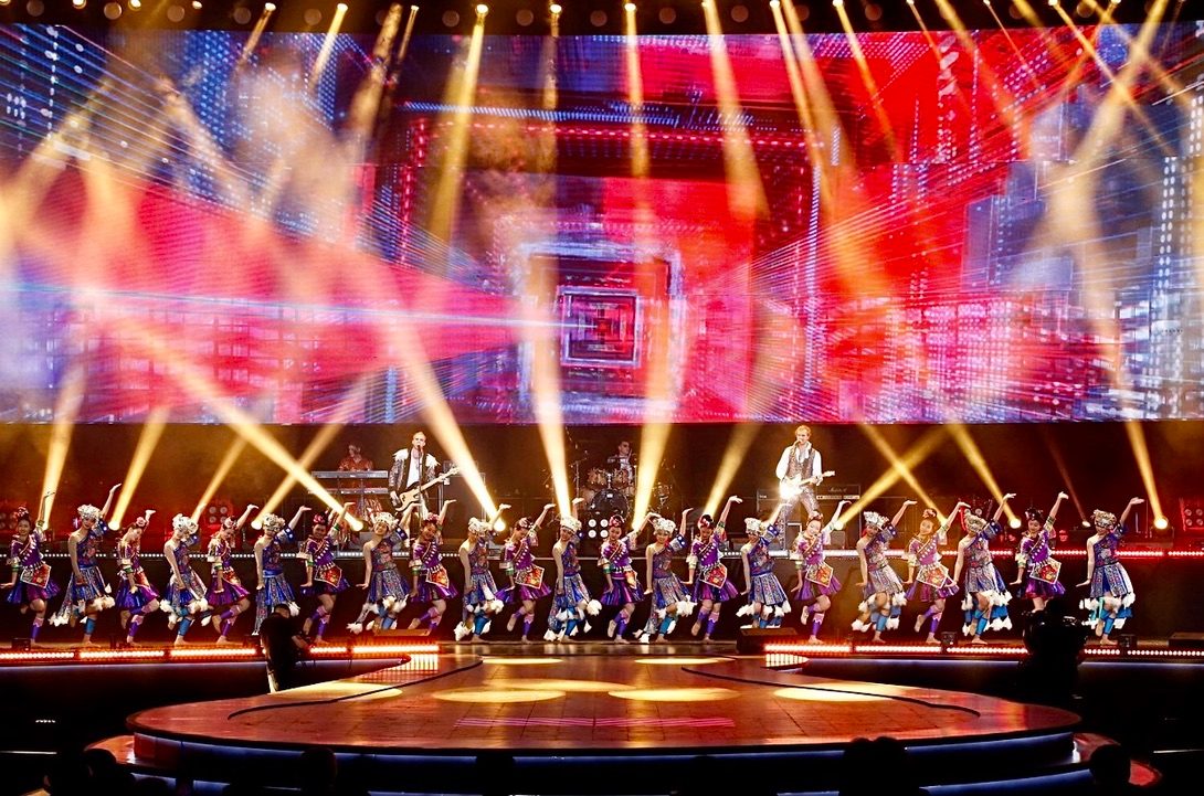 Großbühne mit Band und Tanzensemble