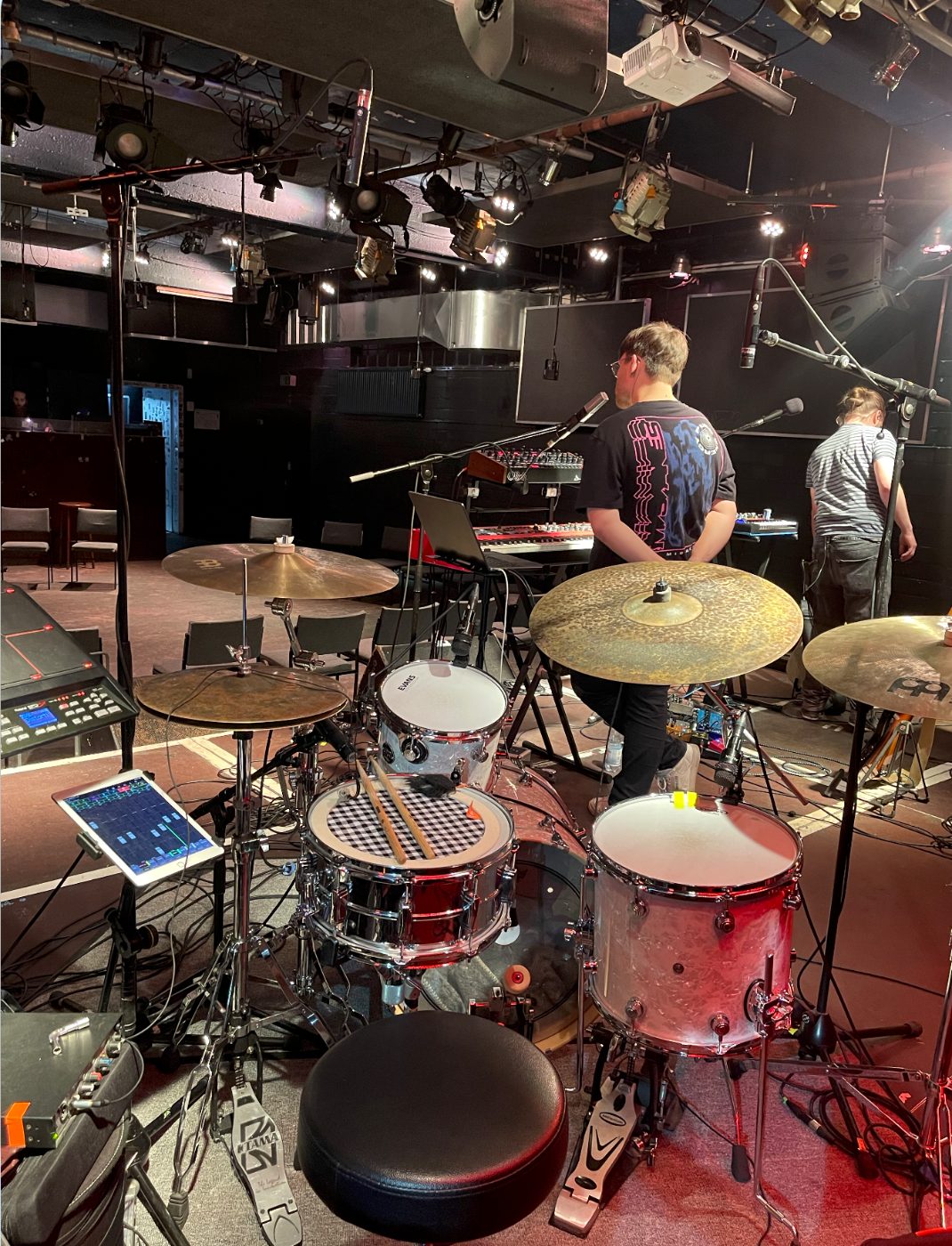 Blick von hinter dem Drumset auf die Bühne