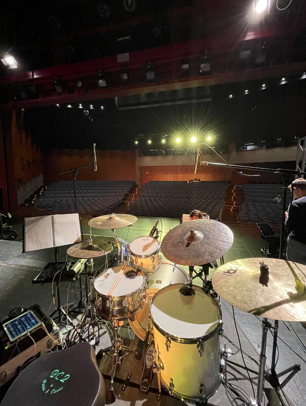 Drumset auf der Bühne vor dem Konzert im Theatersaal