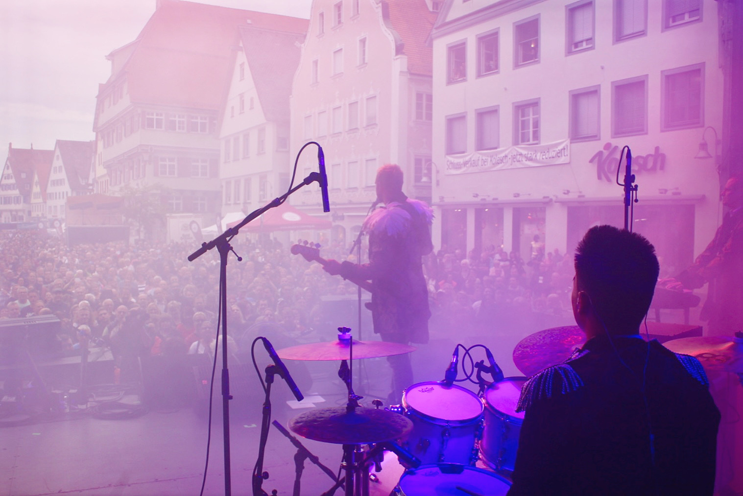 Blick vom Drumset auf das Publikum beim Open Air