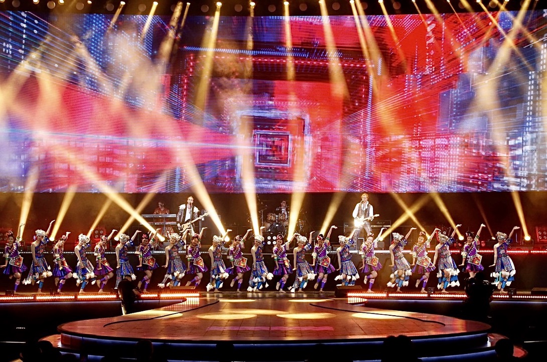 Großbühne mit Band und Tanzensemble