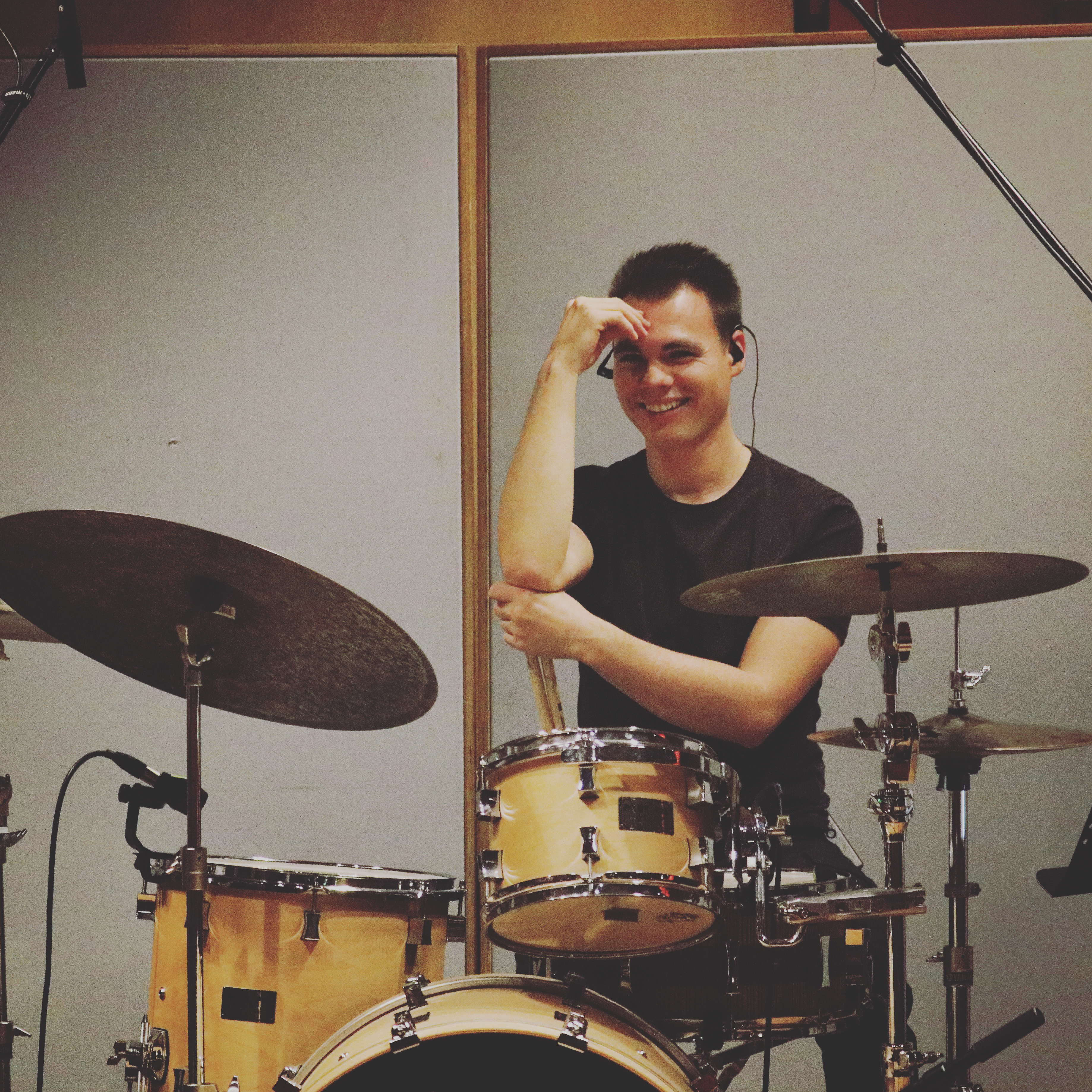 Dennis Aubele am Drumset im Studio