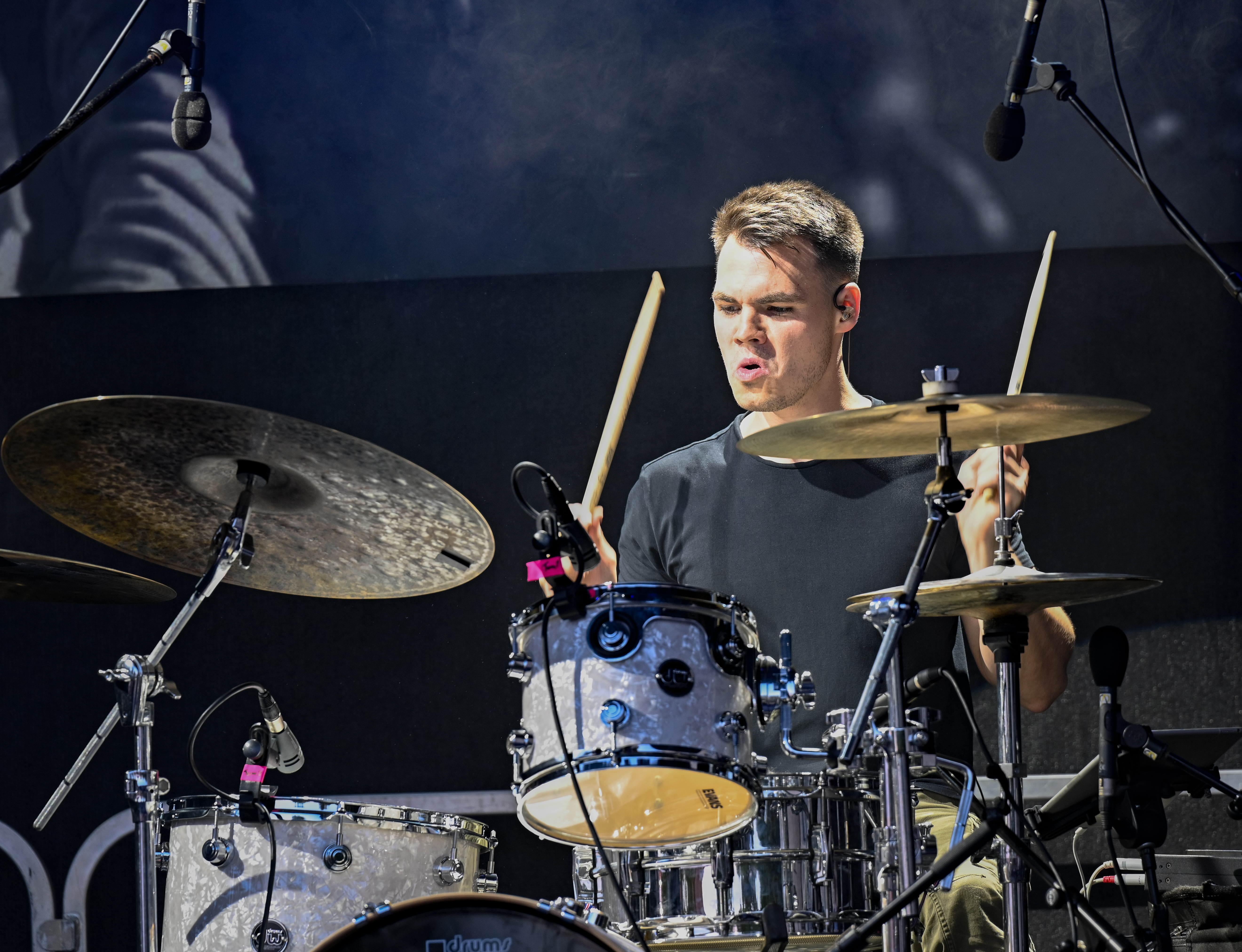 Dennis Aubele live am Drumset